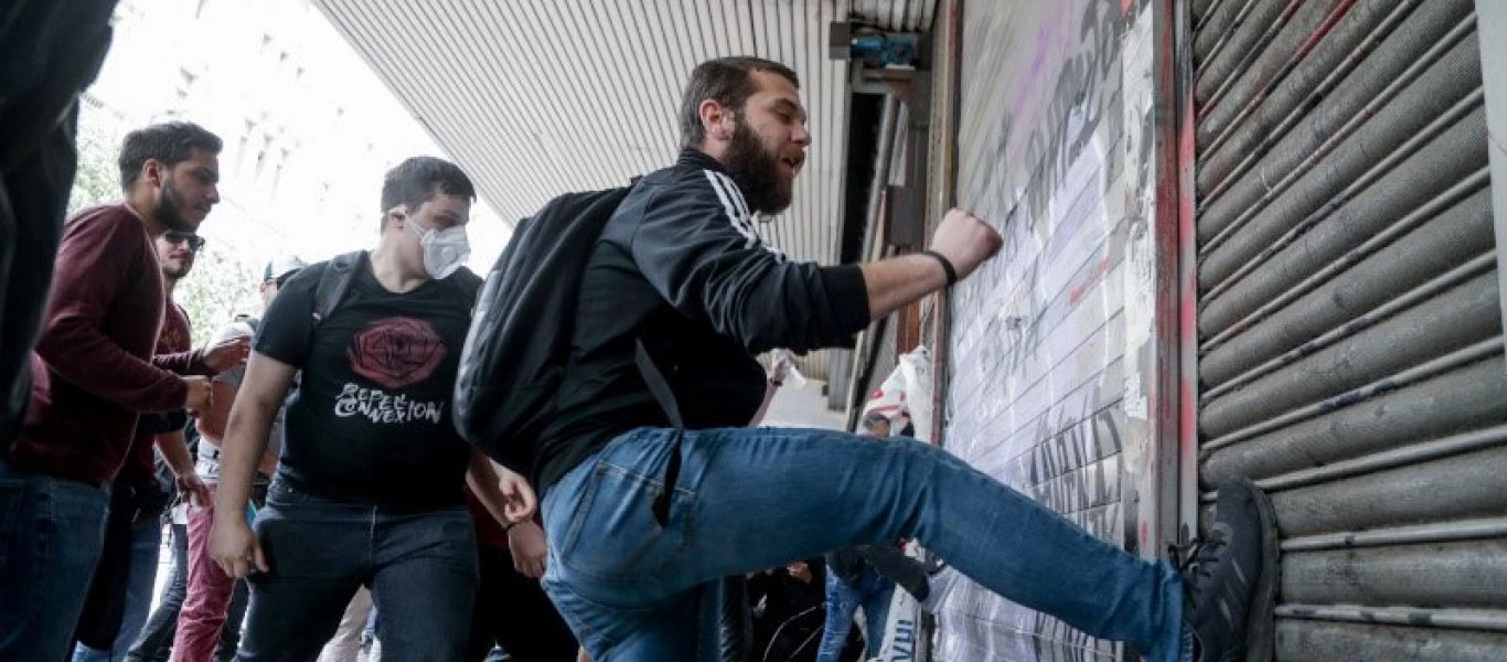  Σοβαρά επεισόδια έξω από το υπουργείο Εργασίας: Μάχες μεταξύ οικοδόμων και αστυνομικών δυνάμεων